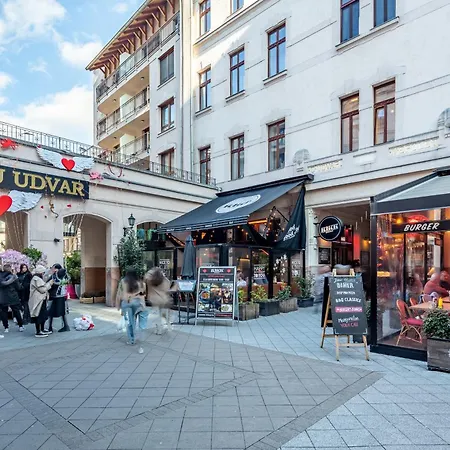 Super - Very Lively Area - In Gozsdu Appartamento Budapest