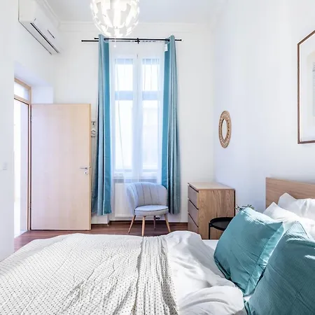 Super - Very Lively Area - In Gozsdu Apartment