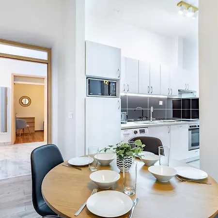 Super - Very Lively Area - In Gozsdu Apartment *